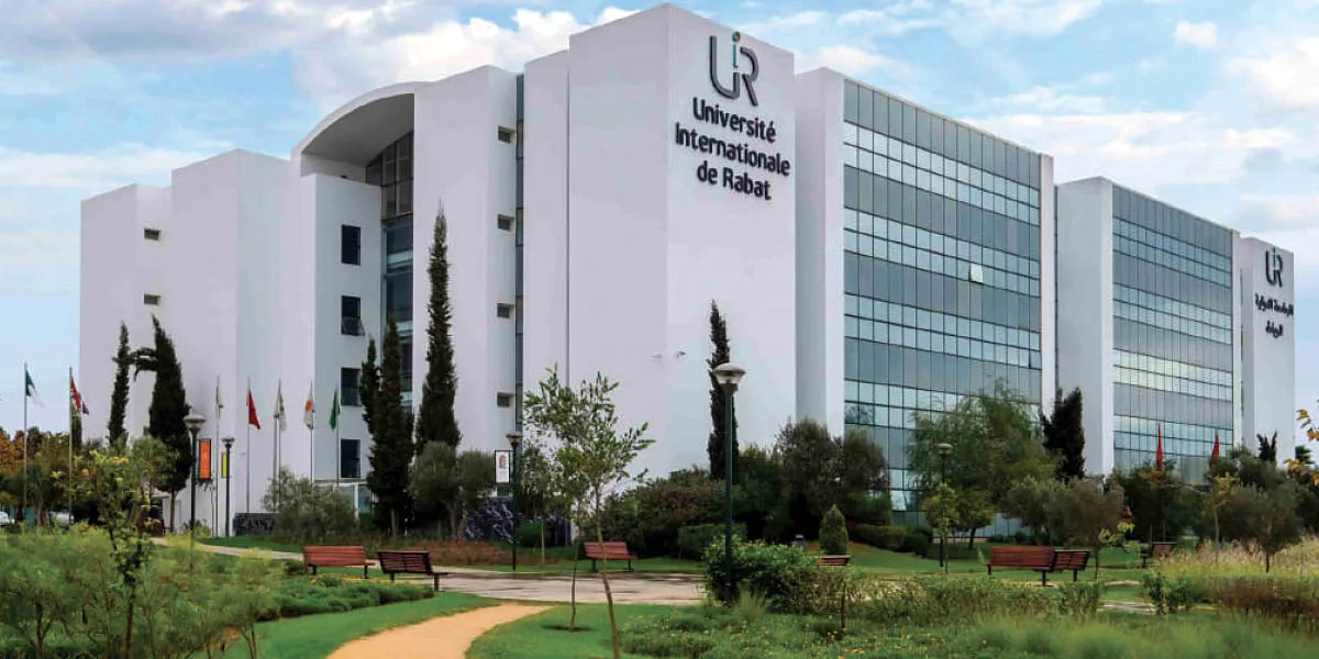 Le bâtiment principal de l'Université Internationale de Rabat, vu depuis les jardins du campus.